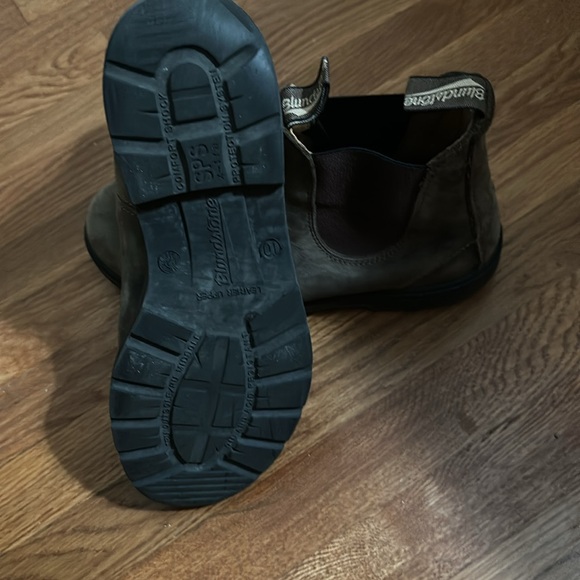 Size 10 Blundstones. - Picture 4 of 6